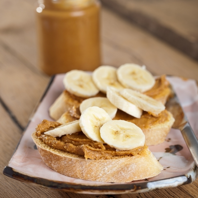 Kanapka z bananami na ciepło - dieta wege jadłospis